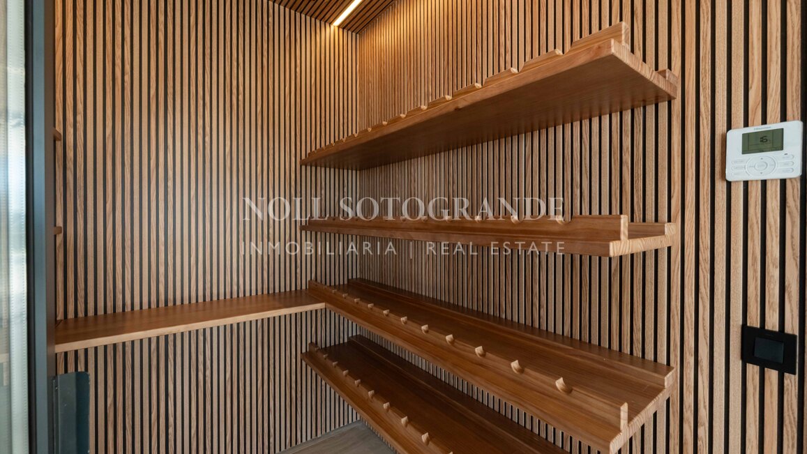 Villa de nueva construcción con 5 dormitorios y vistas panorámicas en La Reserva, Sotogrande