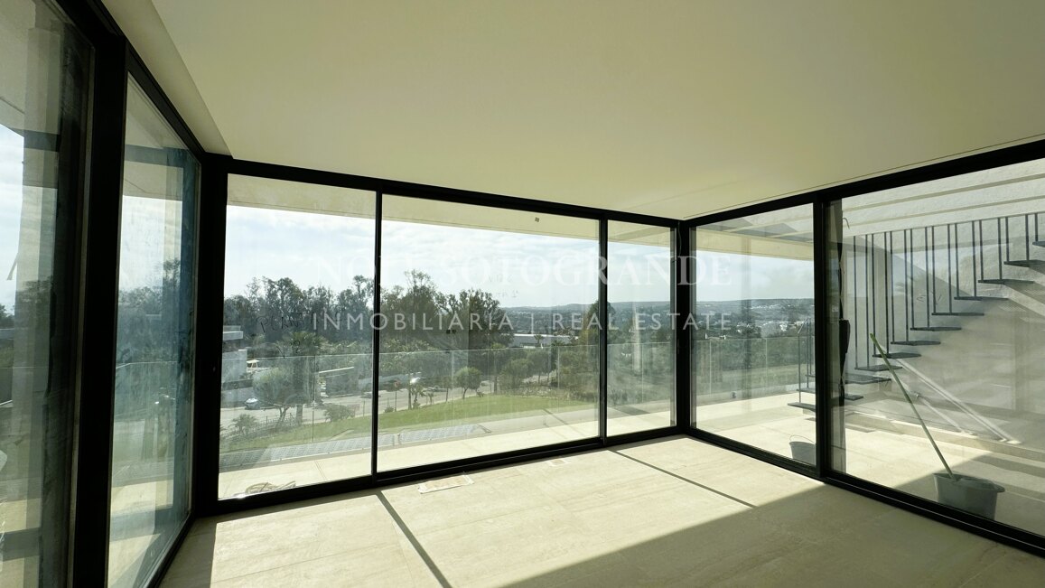 Villa de nueva construcción con 5 dormitorios y vistas panorámicas en La Reserva, Sotogrande