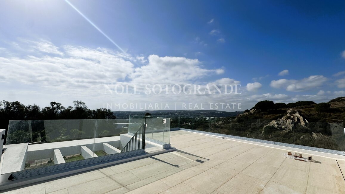Villa de nueva construcción con 5 dormitorios y vistas panorámicas en La Reserva, Sotogrande