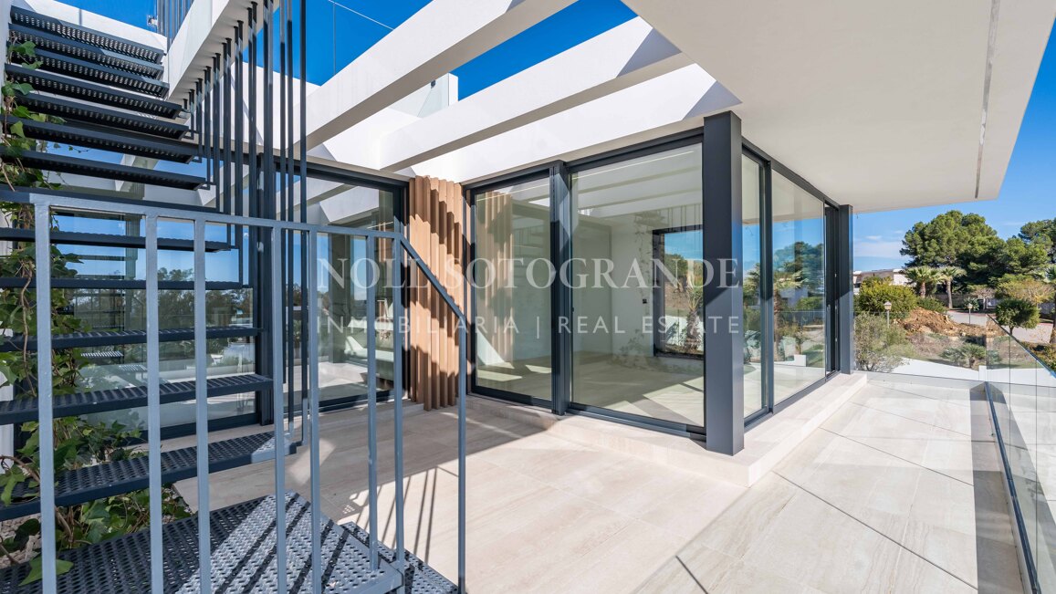 Villa de nueva construcción con 5 dormitorios y vistas panorámicas en La Reserva, Sotogrande