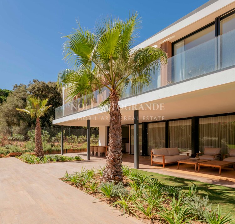 Villa Basswood - Moderne Villa in Sotogrande Costa mit privatem Pool & tropischem Garten