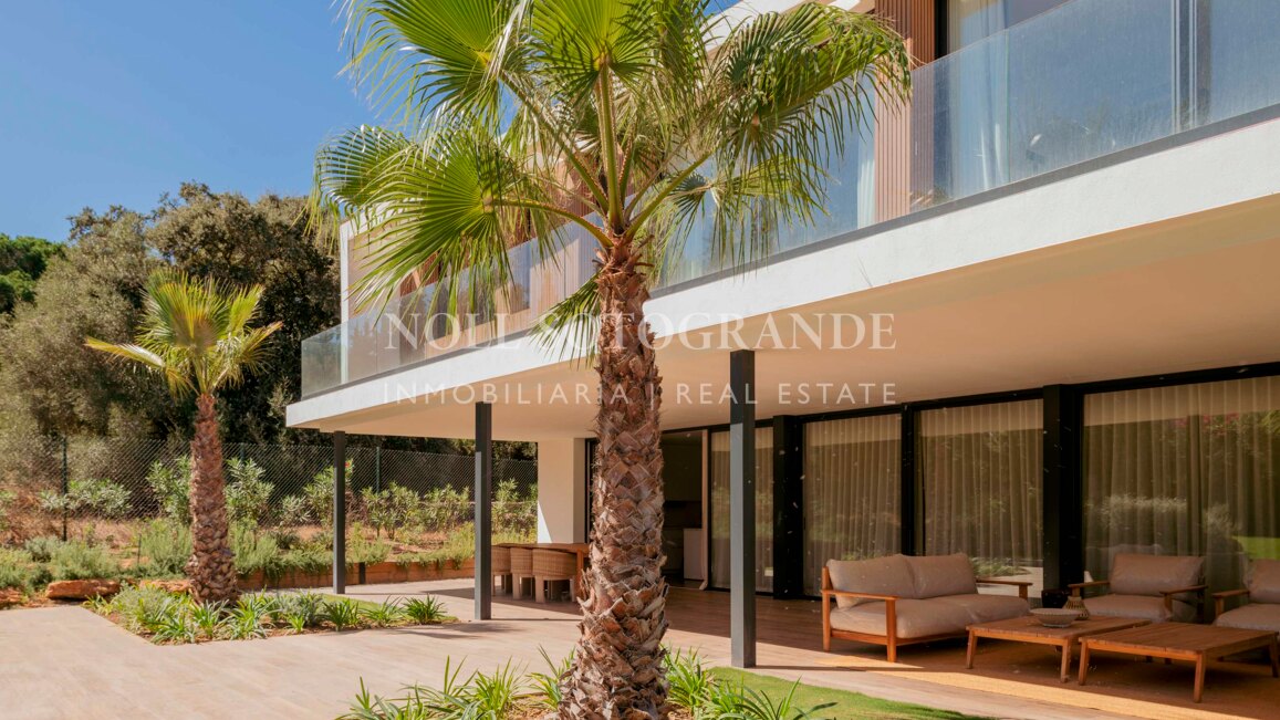 Villa Basswood - Moderne Villa in Sotogrande Costa mit privatem Pool & tropischem Garten