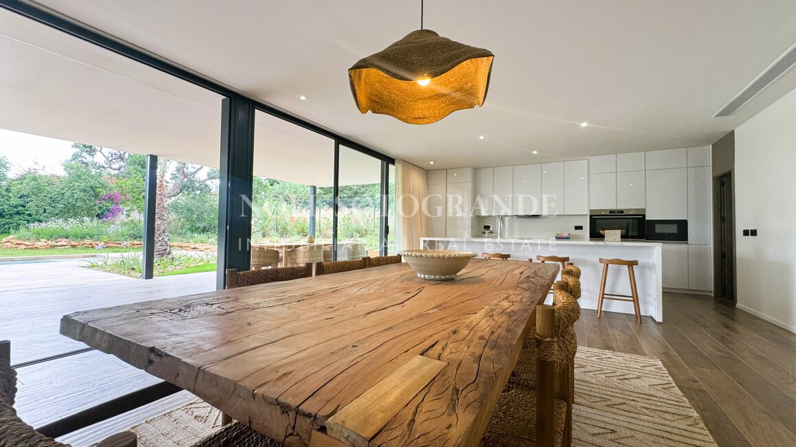 Villa Basswood - Moderne Villa in Sotogrande Costa mit privatem Pool & tropischem Garten