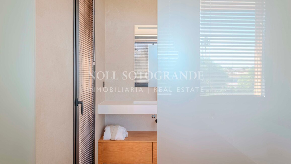 Villa Basswood - Moderne Villa in Sotogrande Costa mit privatem Pool & tropischem Garten