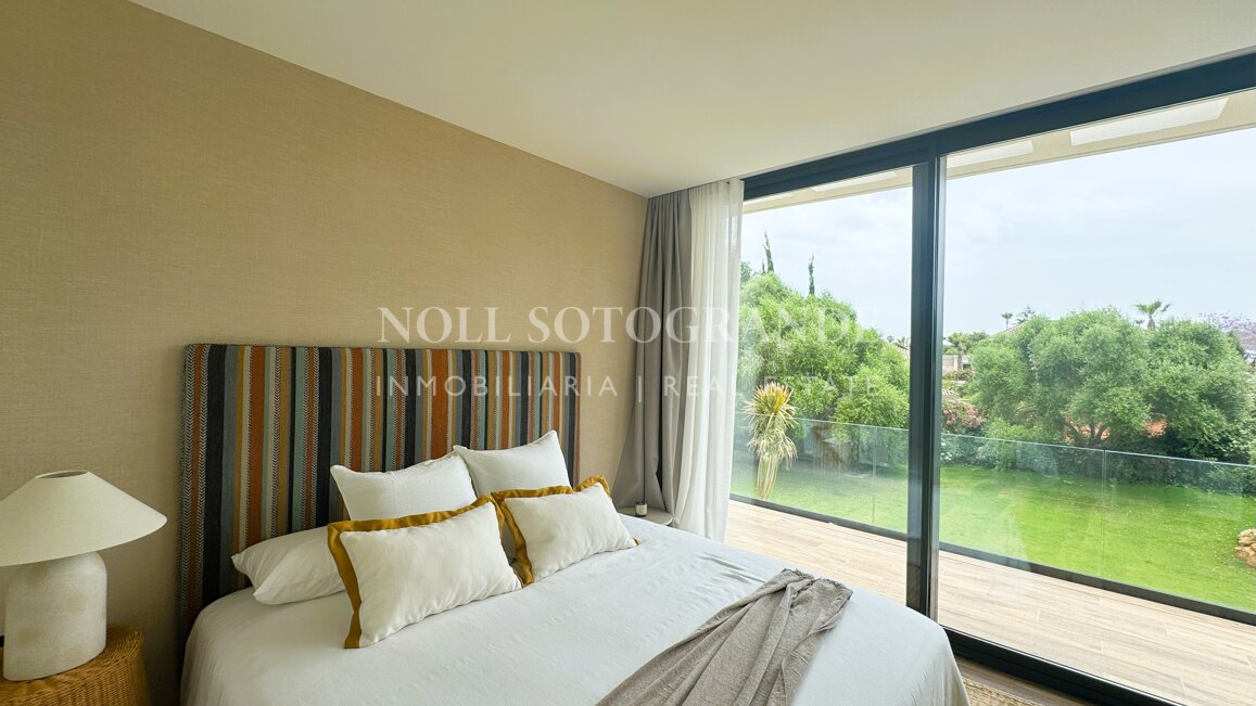 Villa Basswood - Moderne Villa in Sotogrande Costa mit privatem Pool & tropischem Garten