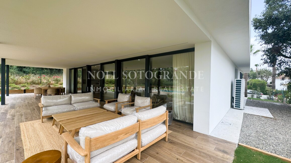 Villa Basswood - Moderne Villa in Sotogrande Costa mit privatem Pool & tropischem Garten