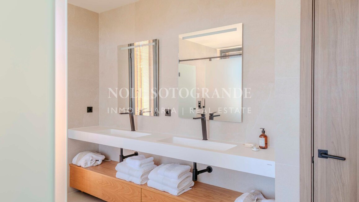 Villa Basswood - Moderne Villa in Sotogrande Costa mit privatem Pool & tropischem Garten