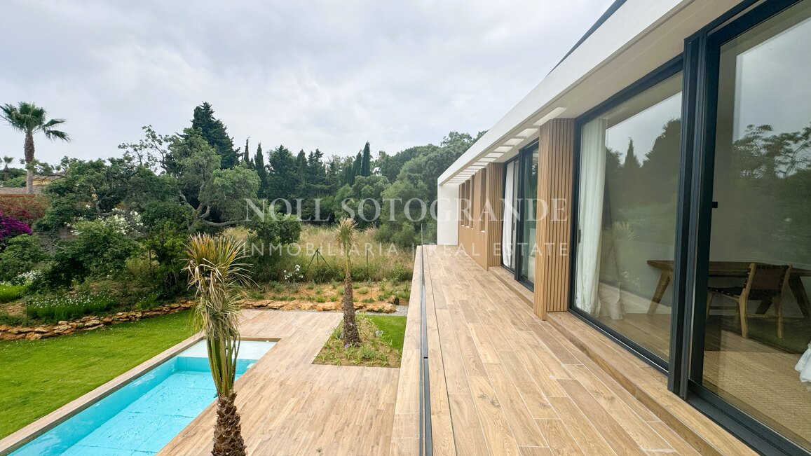 Villa Basswood - Moderne Villa in Sotogrande Costa mit privatem Pool & tropischem Garten