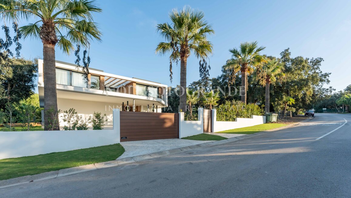 Villa Basswood - Villa moderna en Sotogrande Costa con piscina privada y jardín tropical