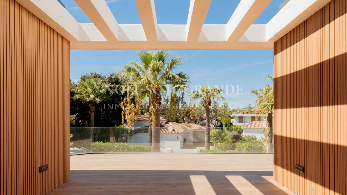 Villa Basswood - Moderne Villa in Sotogrande Costa mit privatem Pool & tropischem Garten