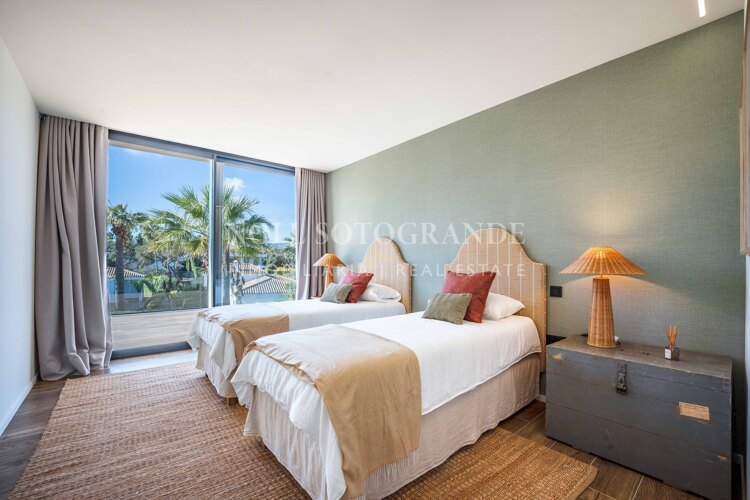 Villa Basswood - Villa moderna en Sotogrande Costa con piscina privada y jardín tropical