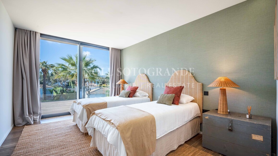 Villa Basswood - Villa moderna en Sotogrande Costa con piscina privada y jardín tropical