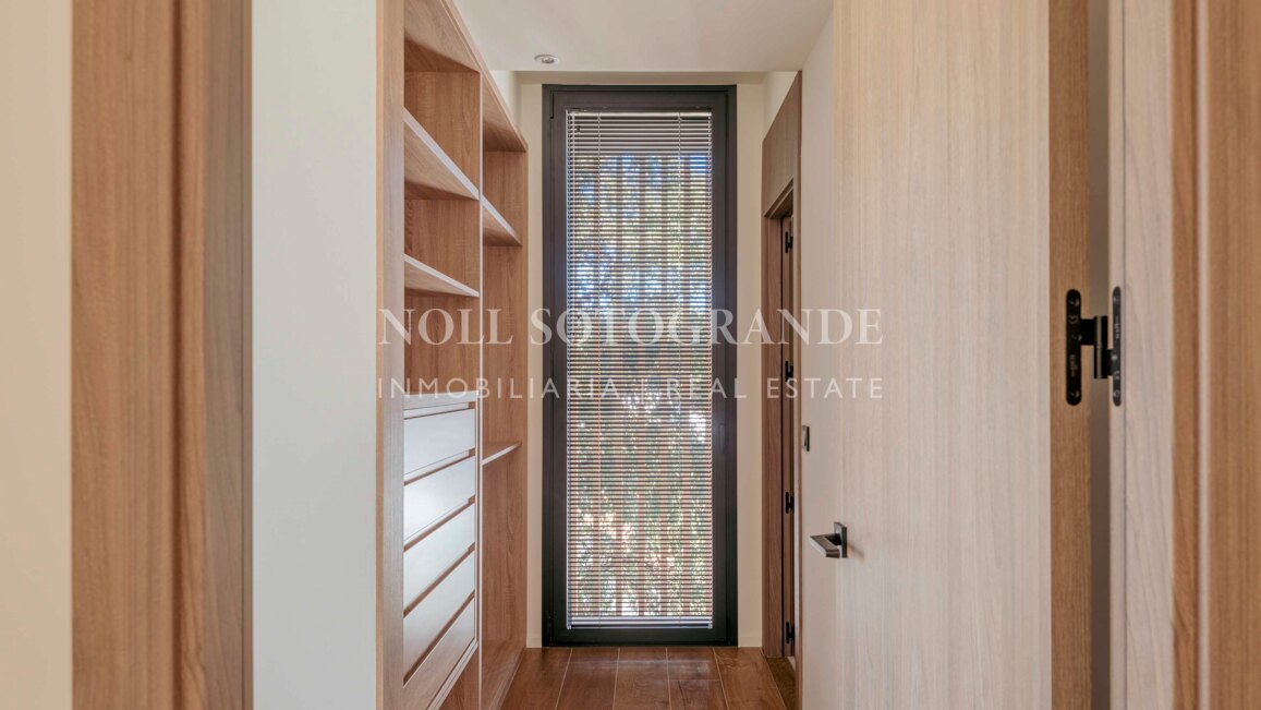 Villa Basswood - Moderne Villa in Sotogrande Costa mit privatem Pool & tropischem Garten