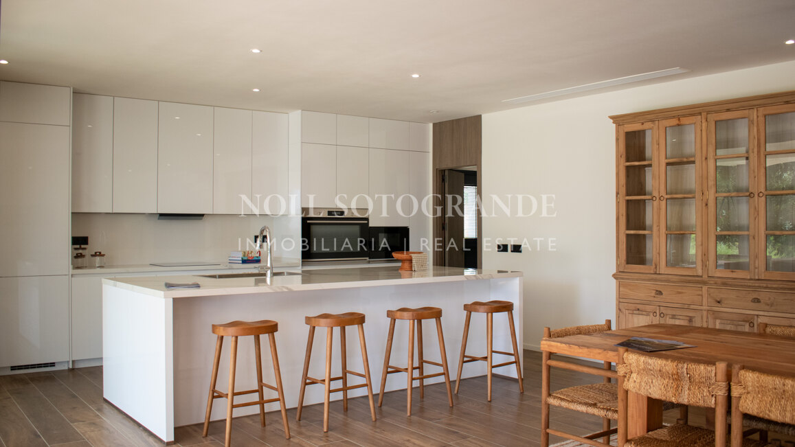 Villa Basswood - Moderne Villa in Sotogrande Costa mit privatem Pool & tropischem Garten