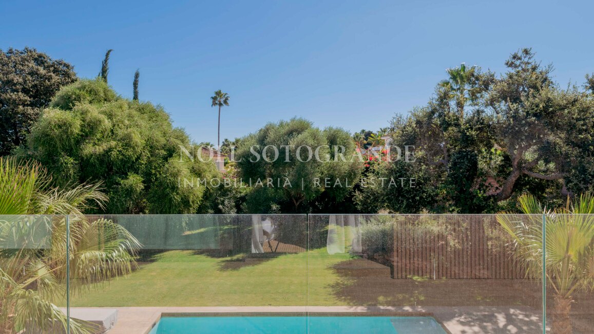 Villa Basswood - Moderne Villa in Sotogrande Costa mit privatem Pool & tropischem Garten