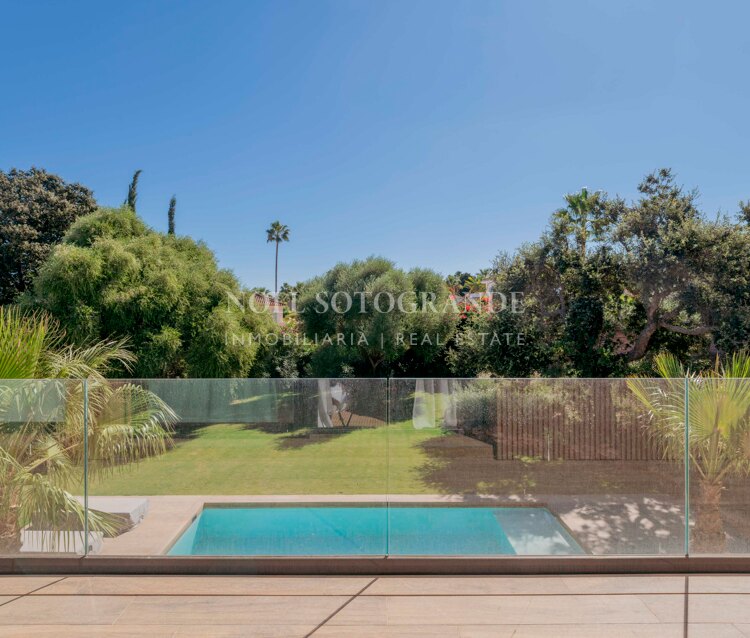 Villa Basswood - Moderne Villa in Sotogrande Costa mit privatem Pool & tropischem Garten