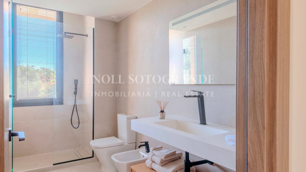 Villa Basswood - Moderne Villa in Sotogrande Costa mit privatem Pool & tropischem Garten