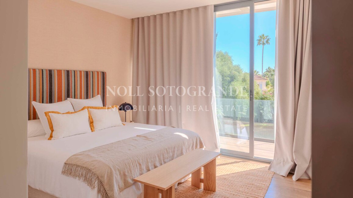 Villa Basswood - Moderne Villa in Sotogrande Costa mit privatem Pool & tropischem Garten