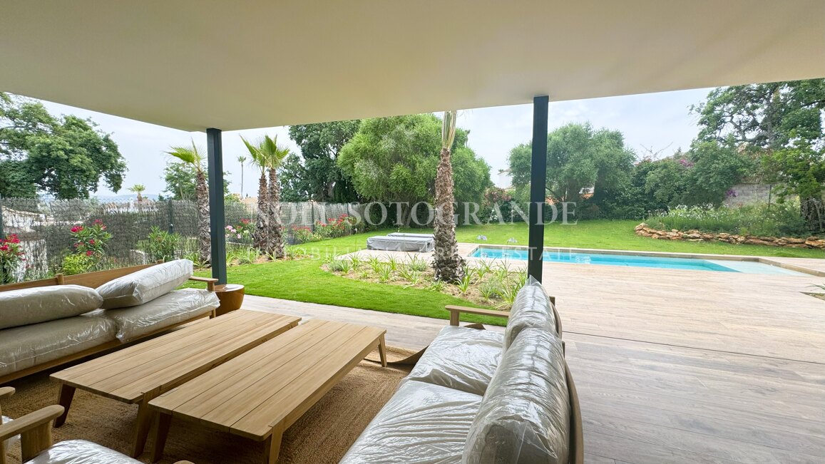 Villa Basswood - Moderne Villa in Sotogrande Costa mit privatem Pool & tropischem Garten