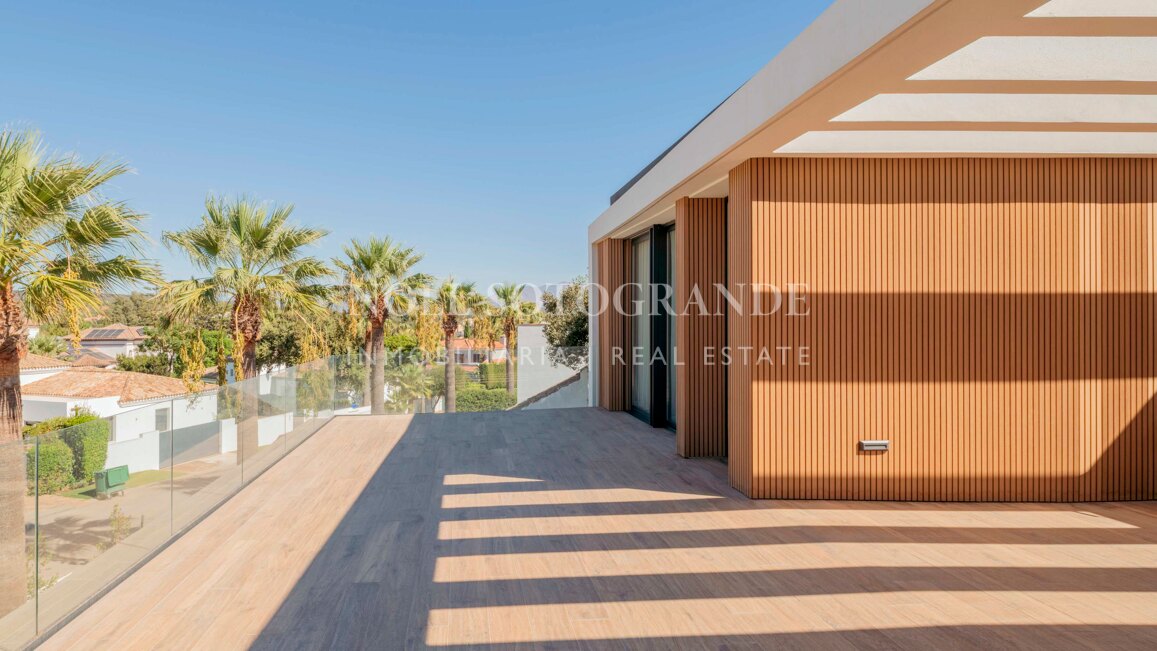 Villa Basswood - Moderne Villa in Sotogrande Costa mit privatem Pool & tropischem Garten