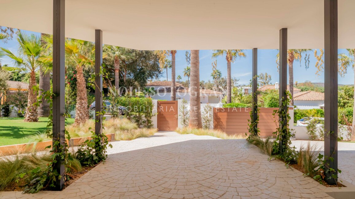 Villa Basswood - Moderne Villa in Sotogrande Costa mit privatem Pool & tropischem Garten