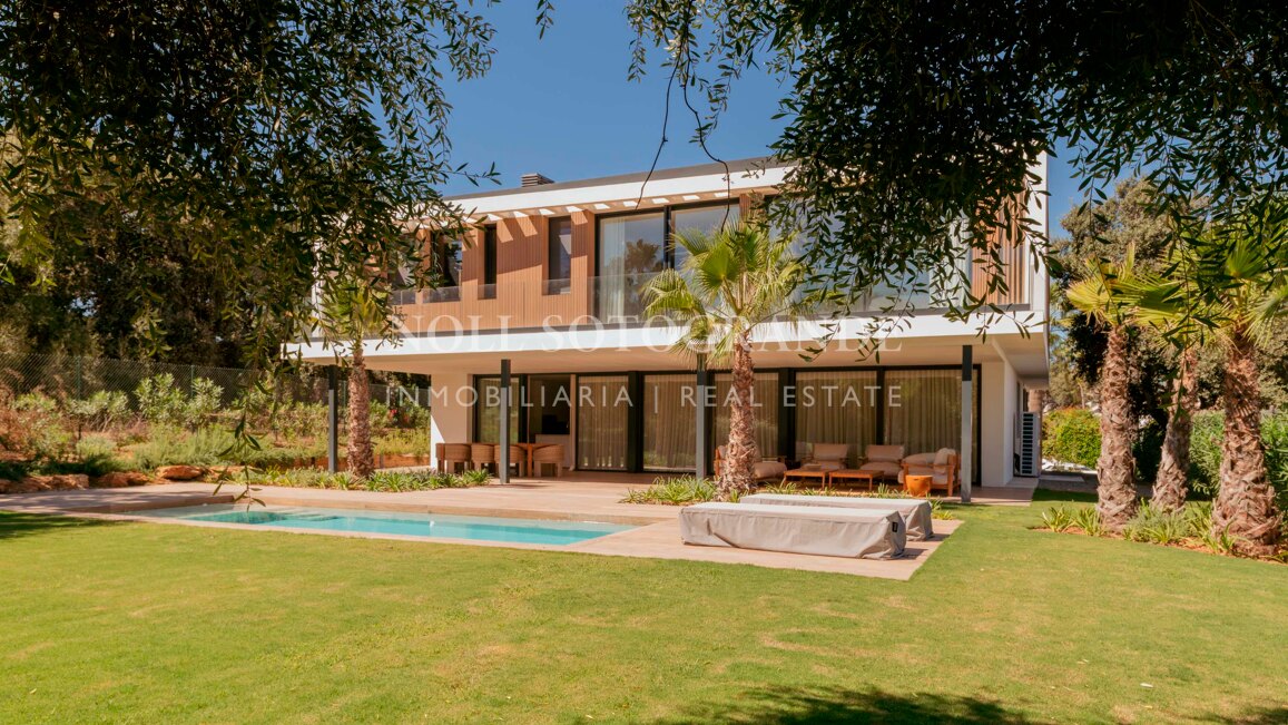 Villa Basswood - Moderne Villa in Sotogrande Costa mit privatem Pool & tropischem Garten