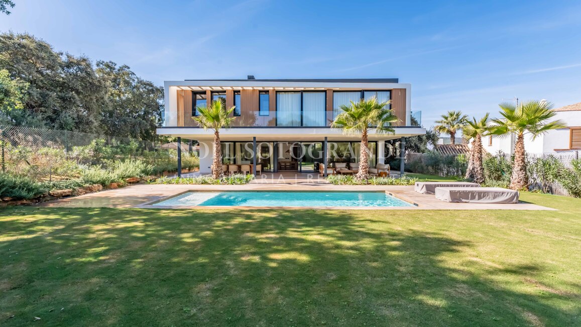 Villa Basswood - Villa moderna en Sotogrande Costa con piscina privada y jardín tropical