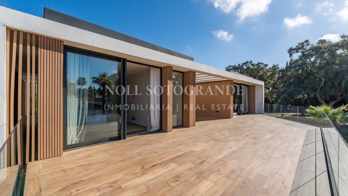 Villa Basswood - Villa moderna en Sotogrande Costa con piscina privada y jardín tropical