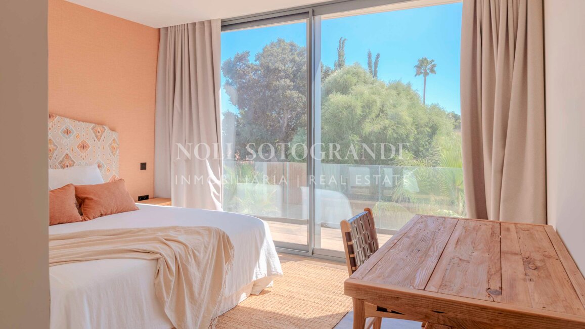 Villa Basswood - Moderne Villa in Sotogrande Costa mit privatem Pool & tropischem Garten