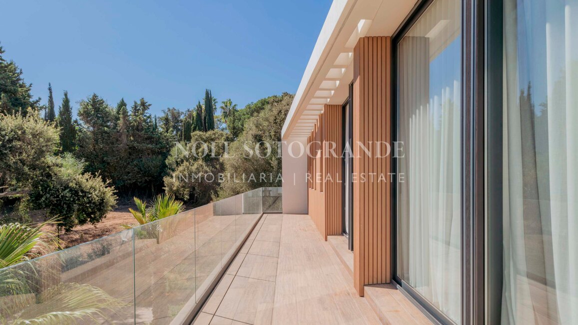 Villa Basswood - Moderne Villa in Sotogrande Costa mit privatem Pool & tropischem Garten