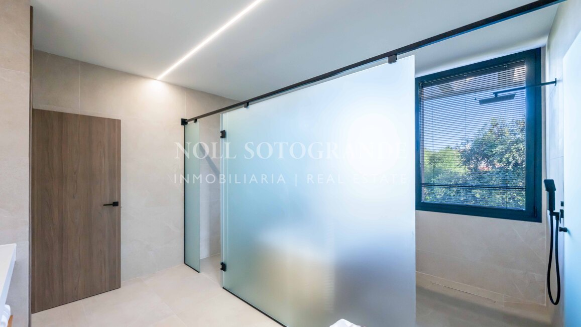 Villa Basswood - Villa moderna en Sotogrande Costa con piscina privada y jardín tropical