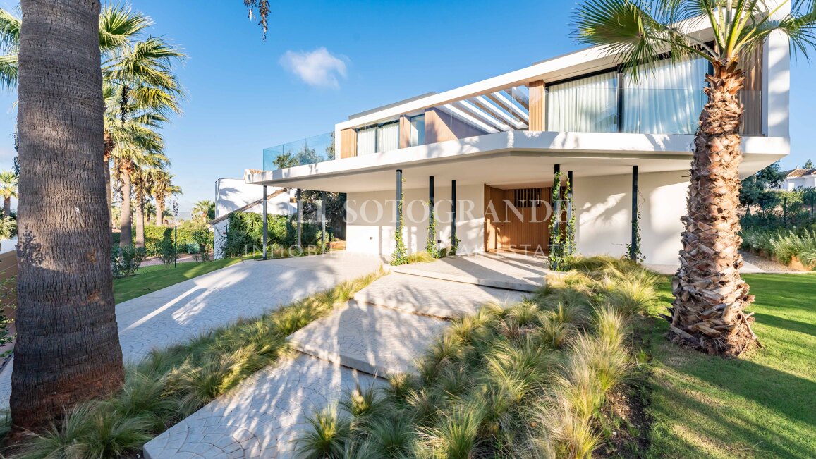 Villa Basswood - Villa moderna en Sotogrande Costa con piscina privada y jardín tropical