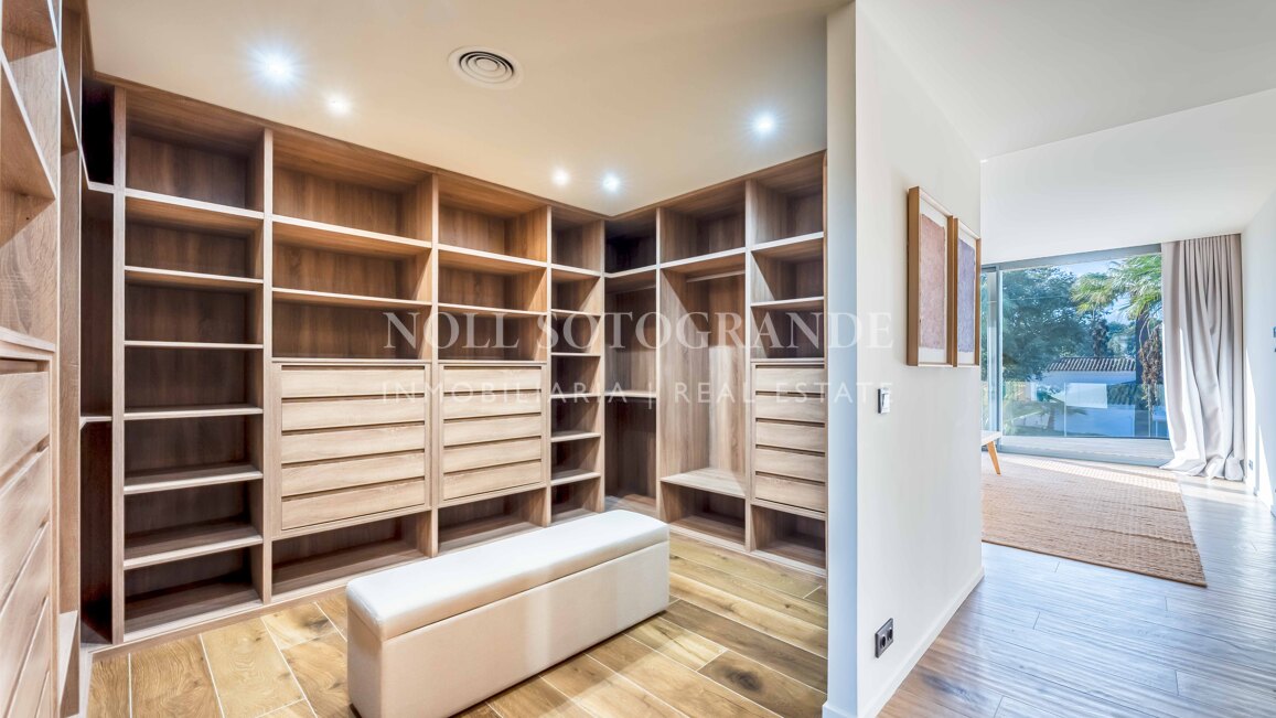 Villa Basswood - Villa moderna en Sotogrande Costa con piscina privada y jardín tropical