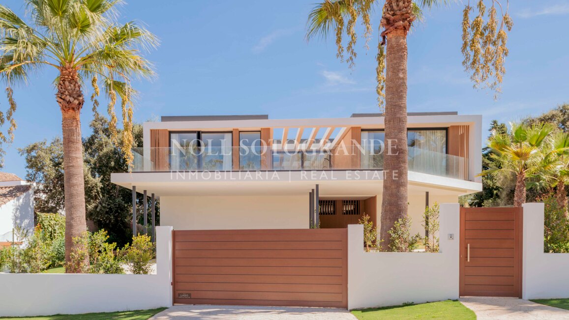 Villa Basswood - Moderne Villa in Sotogrande Costa mit privatem Pool & tropischem Garten