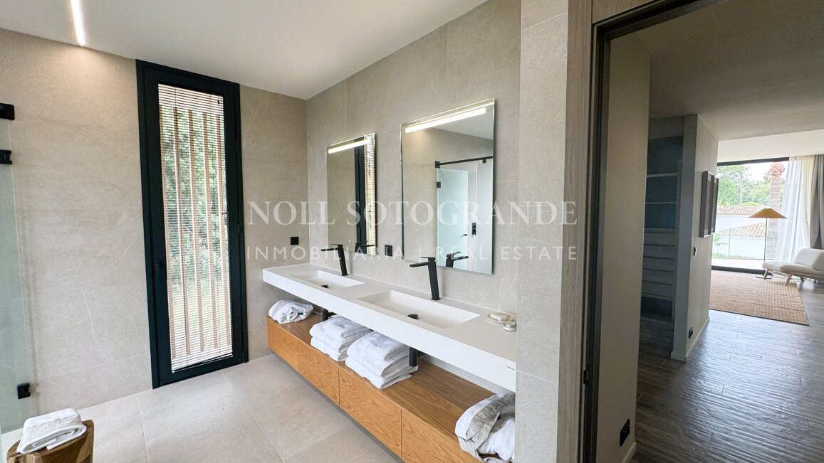 Villa Basswood - Moderne Villa in Sotogrande Costa mit privatem Pool & tropischem Garten