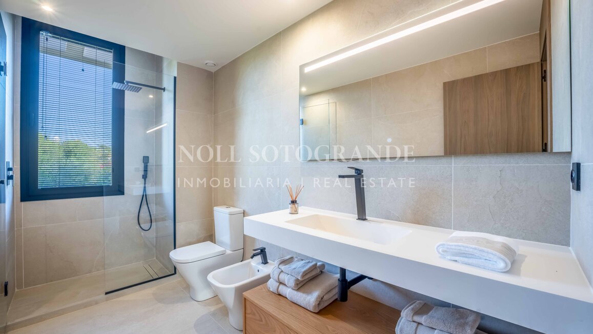 Villa Basswood - Villa moderna en Sotogrande Costa con piscina privada y jardín tropical