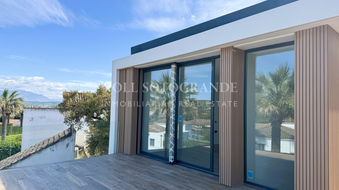 Villa Basswood - Moderne Villa in Sotogrande Costa mit privatem Pool & tropischem Garten