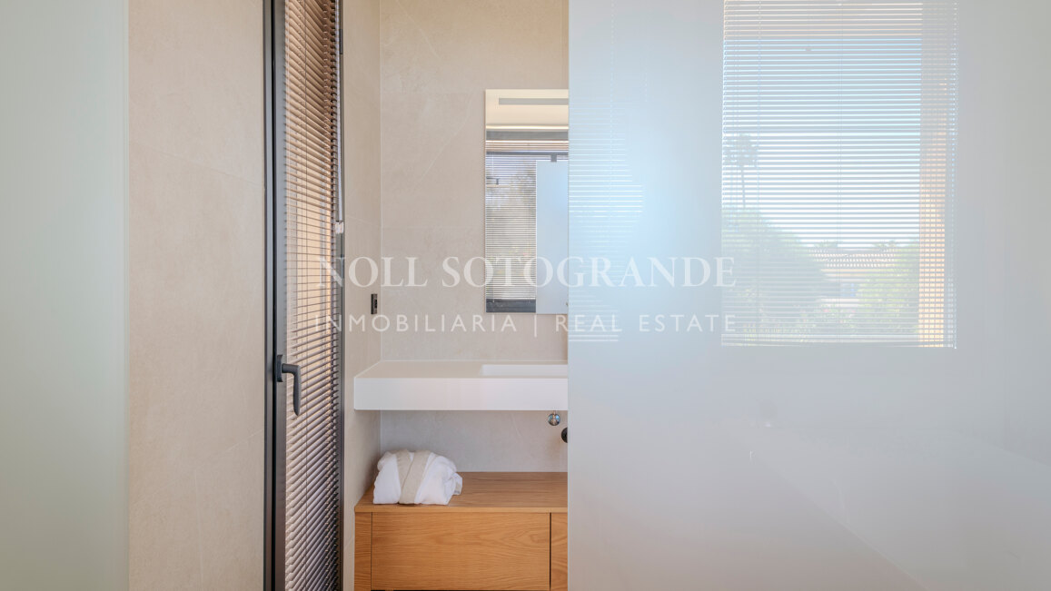 Villa Basswood - Moderne Villa in Sotogrande Costa mit privatem Pool & tropischem Garten