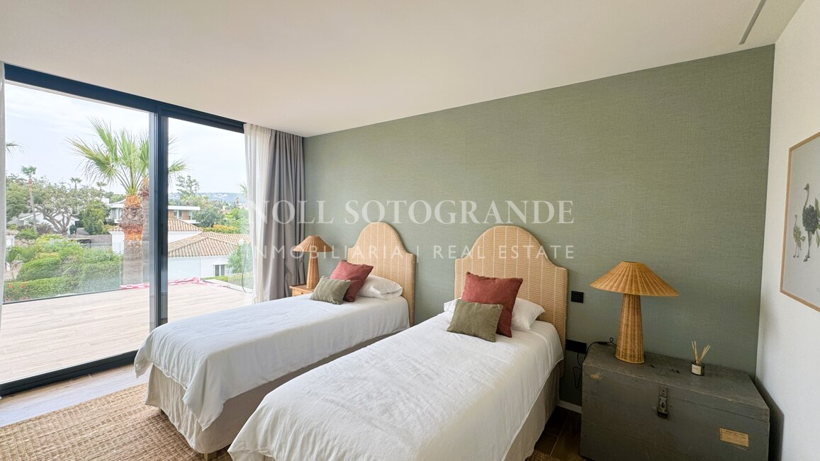 Villa Basswood - Moderne Villa in Sotogrande Costa mit privatem Pool & tropischem Garten