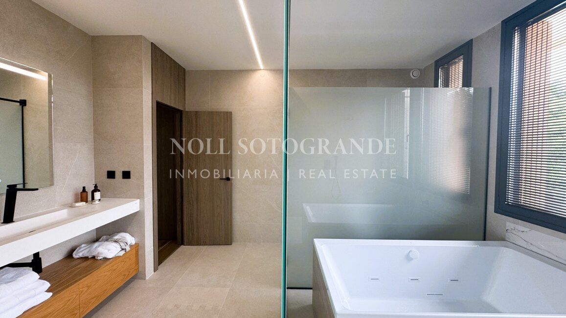 Villa Basswood - Moderne Villa in Sotogrande Costa mit privatem Pool & tropischem Garten