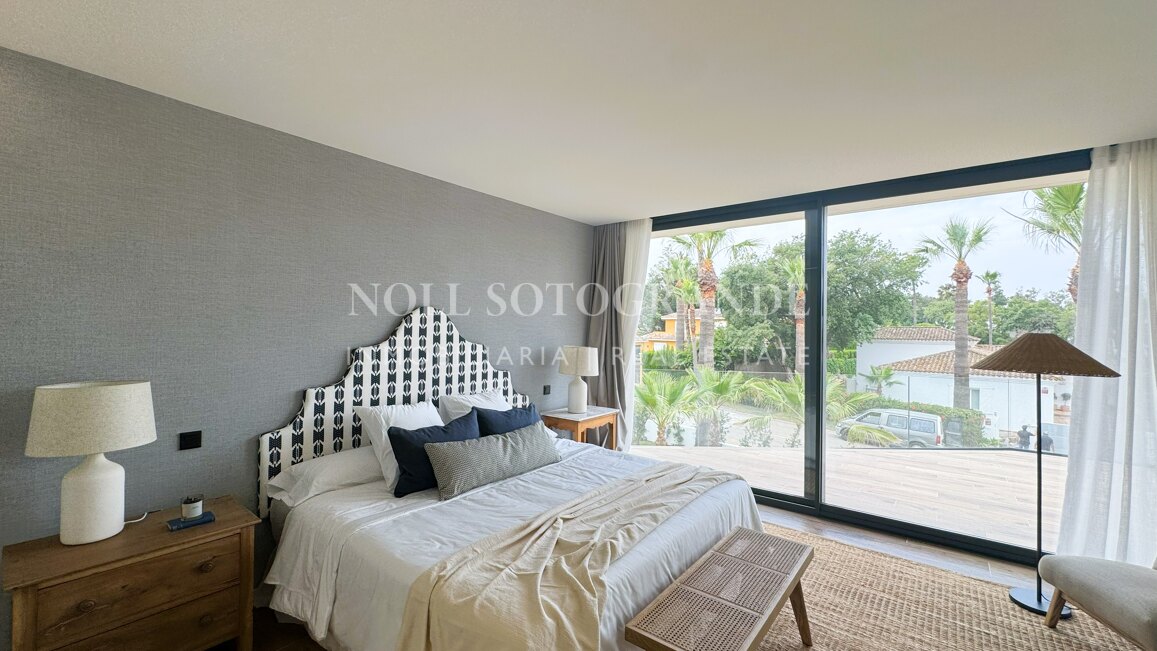 Villa Basswood - Moderne Villa in Sotogrande Costa mit privatem Pool & tropischem Garten