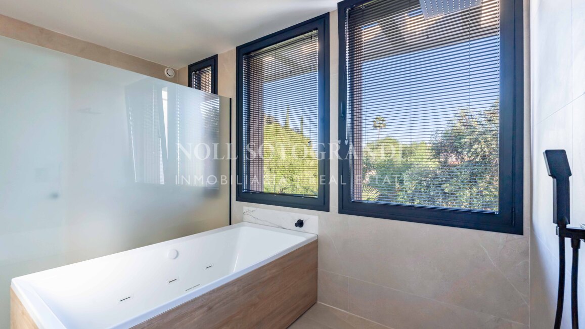 Villa Basswood - Villa moderna en Sotogrande Costa con piscina privada y jardín tropical