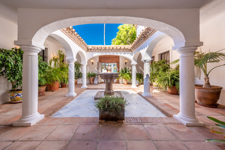 Luxuriöse 8-Schlafzimmer-Villa zur Vermietung in Kings & Queens, Sotogrande