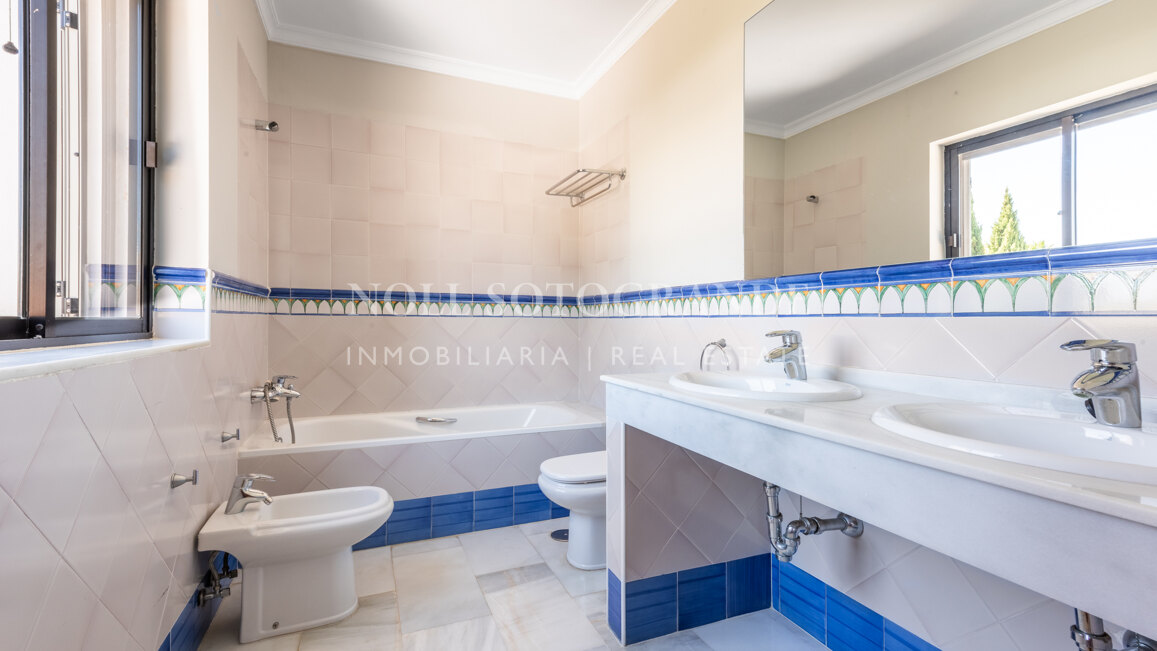 Luxuriöse 8-Schlafzimmer-Villa zur Vermietung in Kings & Queens, Sotogrande