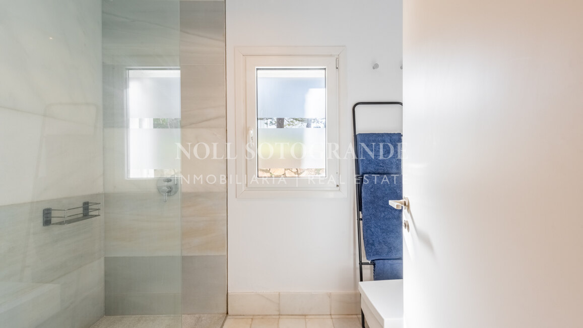 Vollständig renovierte 2-Schlafzimmer-Wohnung zum Verkauf in Tenis, Sotogrande