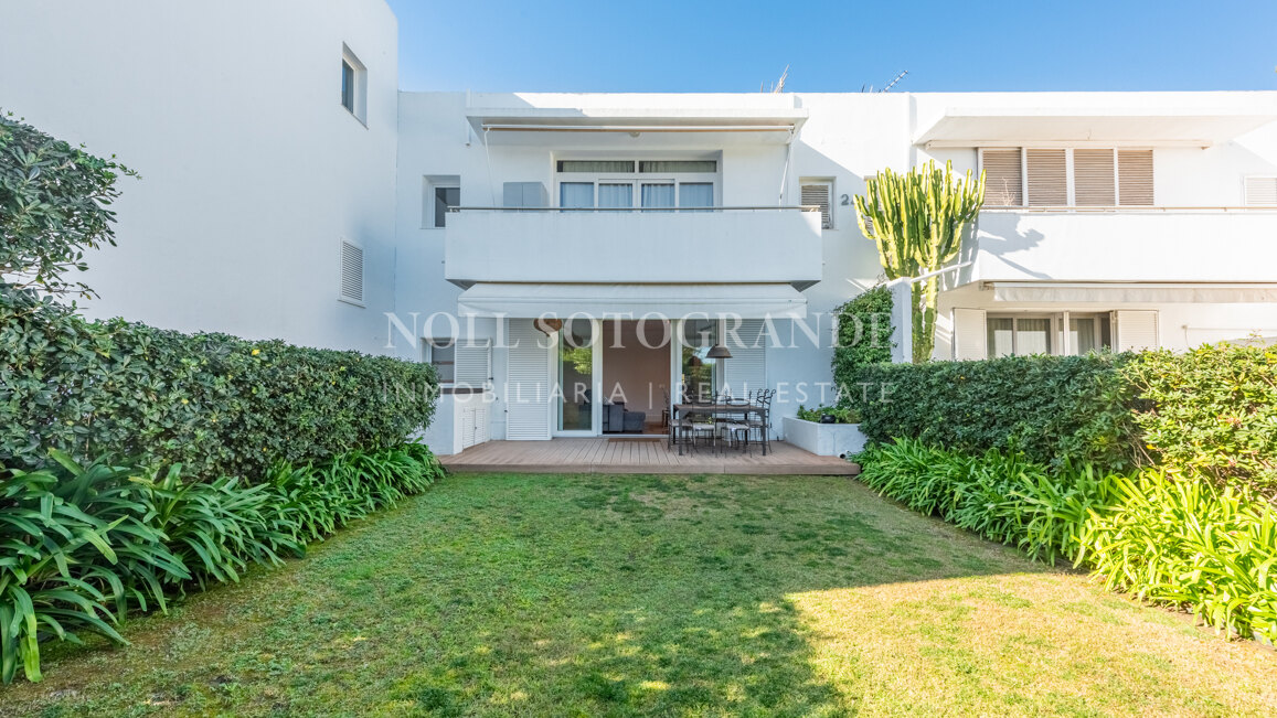 Vollständig renovierte 2-Schlafzimmer-Wohnung zum Verkauf in Tenis, Sotogrande