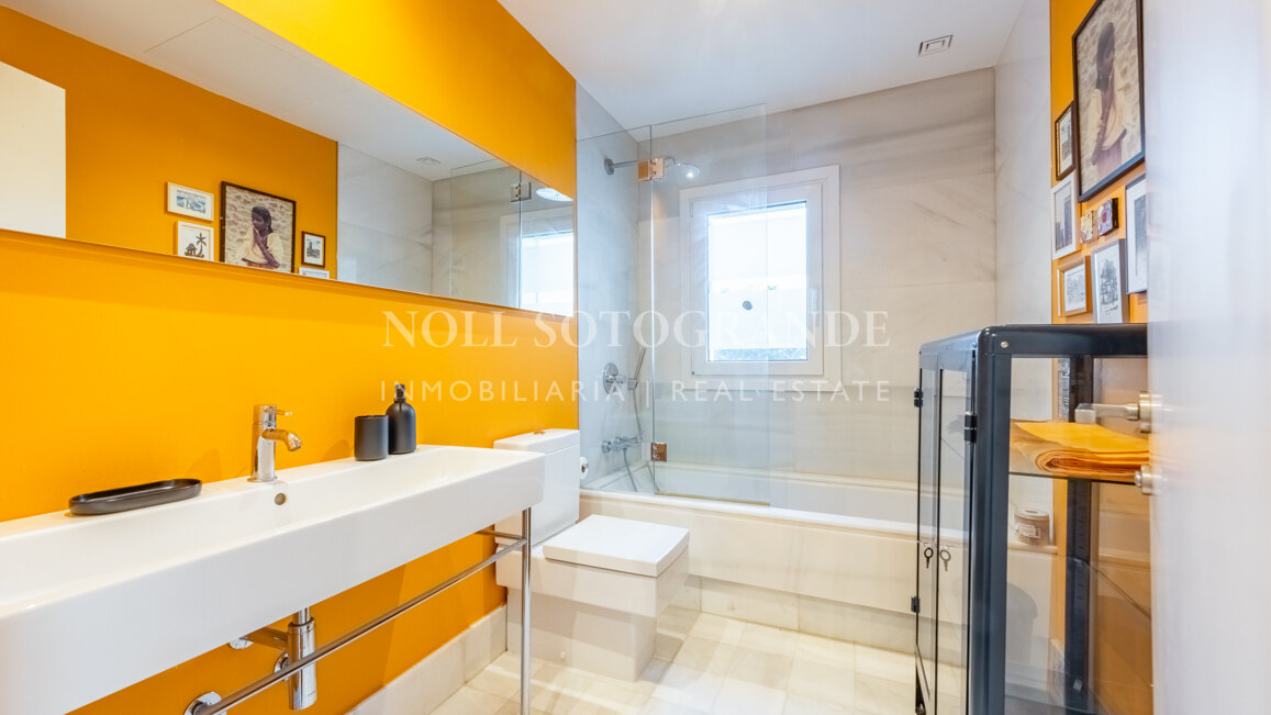 Vollständig renovierte 2-Schlafzimmer-Wohnung zum Verkauf in Tenis, Sotogrande