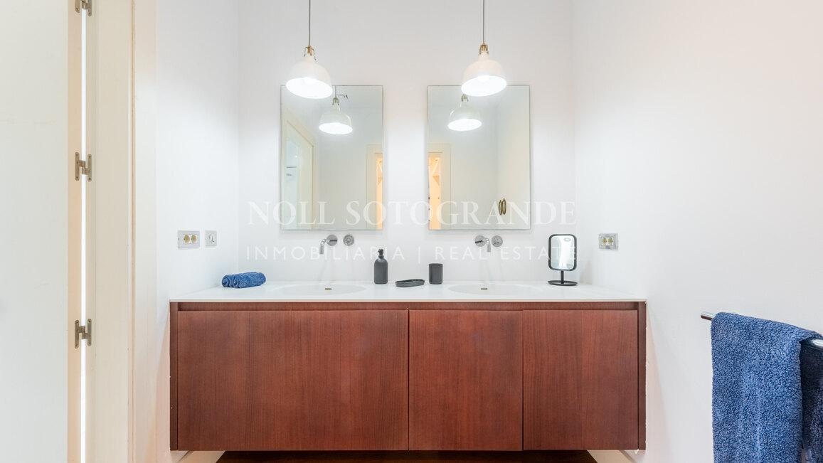 Vollständig renovierte 2-Schlafzimmer-Wohnung zum Verkauf in Tenis, Sotogrande