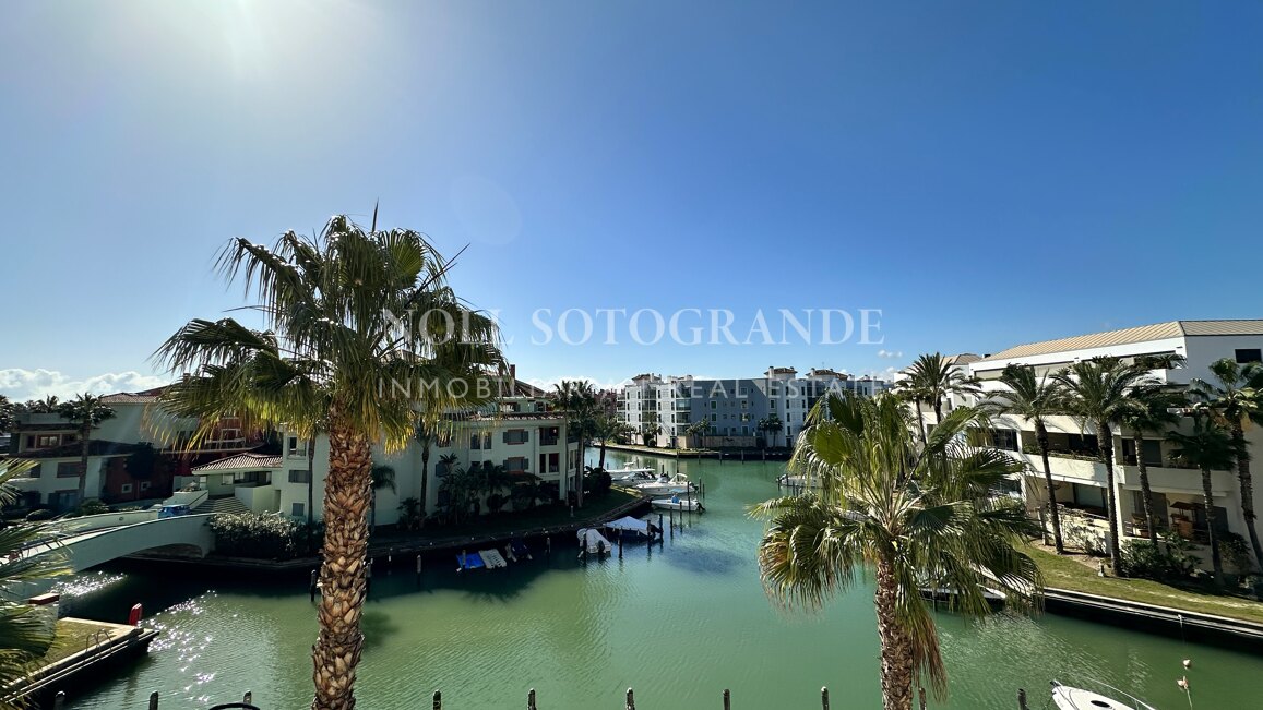 Luxuriöses Penthouse mit 3 Schlafzimmern und privatem Pool in der Marina von Sotogrande