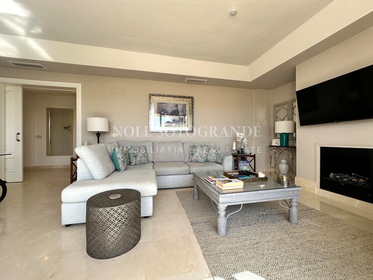 Luxuriöses Penthouse mit 3 Schlafzimmern und privatem Pool in der Marina von Sotogrande